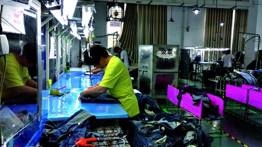 位于鹤淇产业集聚区的河南新亚服装公司在淇县建了10个卫星工厂上千名